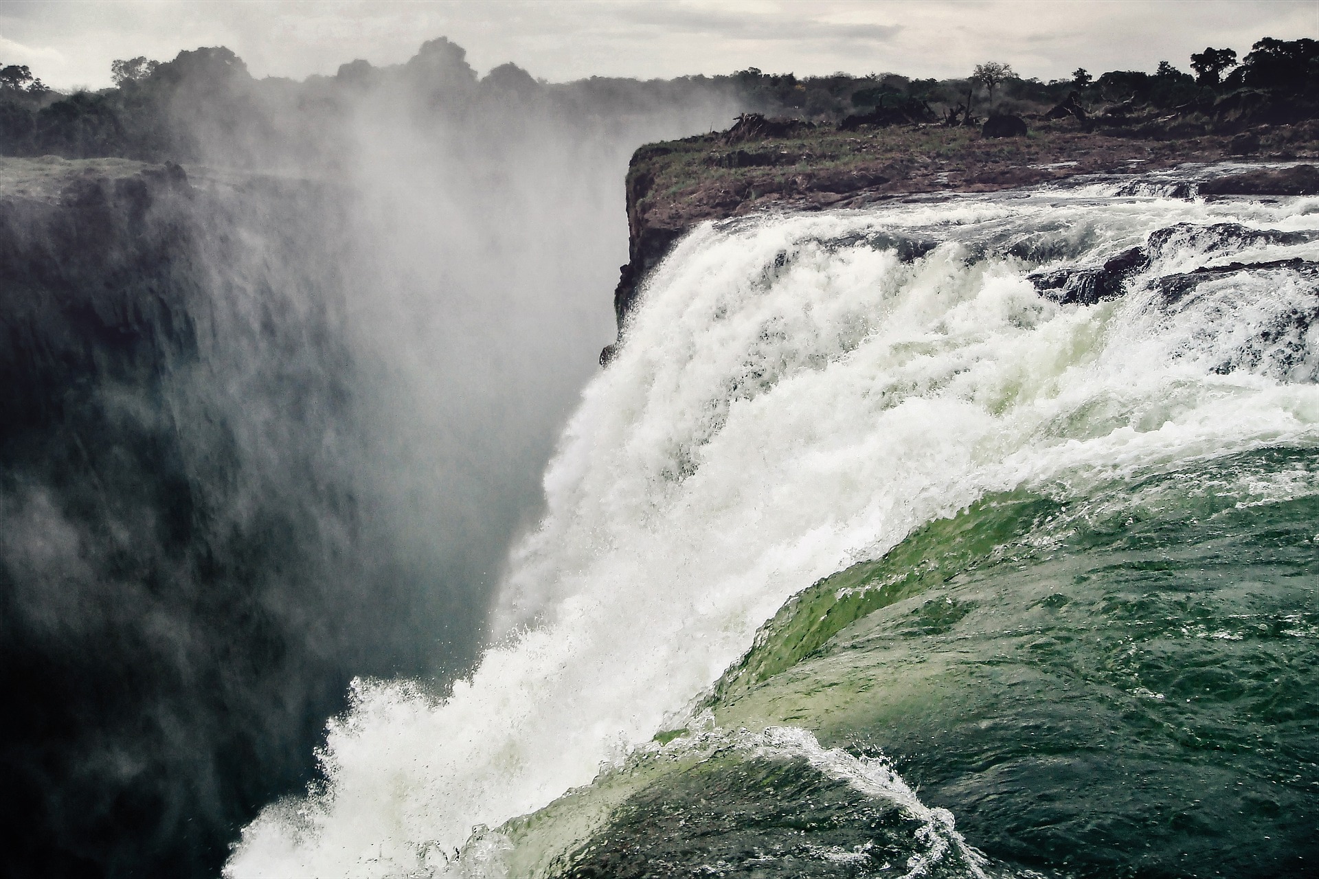 Read more about the article Swimming at the Victoria Falls Devils Pool: Is it safe?