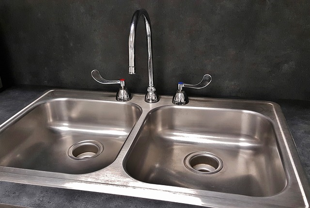 Clean sinks. How to thoroughly clean your kitchen